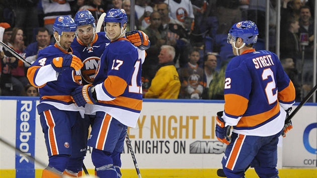 OSLAVA. Z glu hokejist New York Islanders se raduje i Radek Martnek (vlevo). 