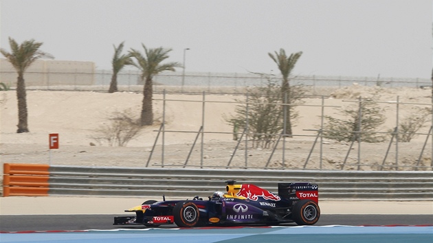Sebastian Vettel pi trninku na Velkou cenu Bahrajnu