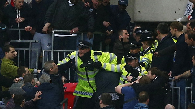 Policie se snaí uklidnit fanouky Millwallu bhem semifinále FA Cupu.