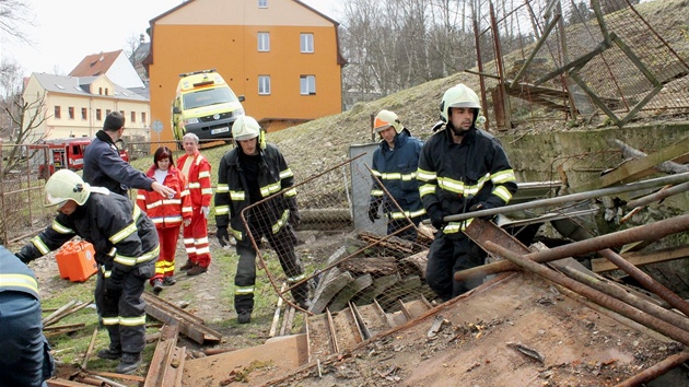 Mue v Hornm Slavkov zasypal elezn odpad. Pivolan lka u mohl pouze konstatovat smrt.