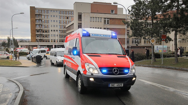 Odjezd francouzskch dt z Fakultn nemocnice Plze, kter byly zranny pi pondln nehod autobusu u Rokycan.
