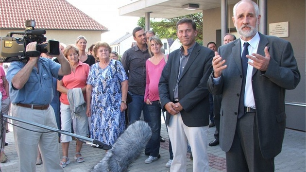 Starosta Karel Hagel stojí úpln� vpravo.