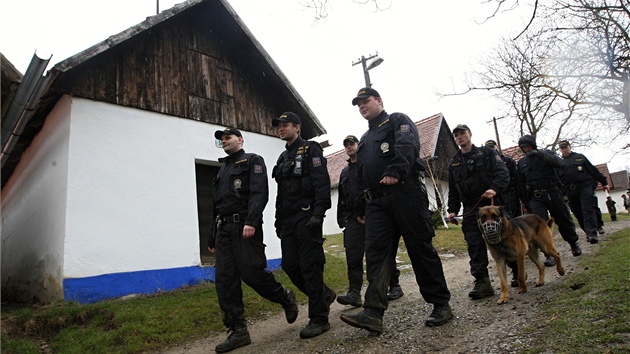 Policist pi ptrn po poheovan dvce v oblasti tzv. vlnovskch bd, znmch vinohradnickch domk.