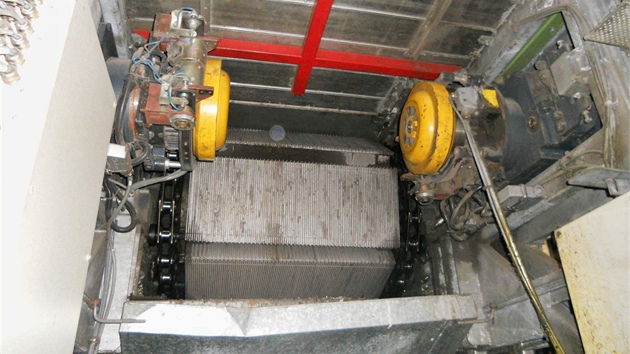 Ne�istoty, kter� zachyt� eskal�tory, obvykle vysypou stupn� v tomto m�st� do n�doby pod nimi (stanice Starom�stsk�)