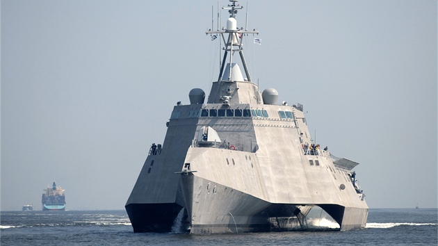 USS Independence (LCS 2) v Mexickm zlivu, sestersk lo USS Coronado