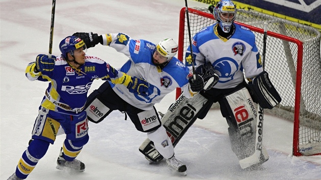 Plzesk Tom Slovk (uprosted) se sna ubrnit zlnskho Filipa echa. Glman Marek Mazanec sleduje puk.