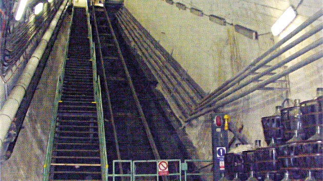 První eskalátorový tunel jednolodní "stanice metra" postavené v letech 1953-1959 na Klárově. Stav kolem roku 2000.
