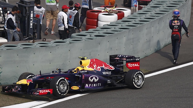 Mark Webber ze stje Red Bull odchz znechucen od svho vozu, piel bhem Velk ceny F1 v n o zadn kolo.