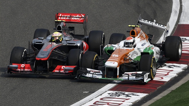 Sergio Perez (vlevo) z McLarenu a Adrian Sutil z Force India pi vzjemn kolizi ve Velk cen ny.
