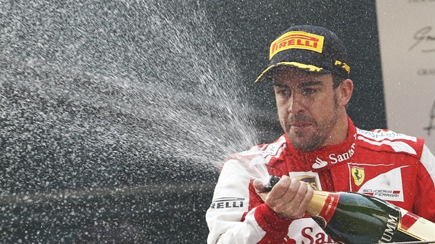 Fernando Alonso ze stje Ferrari slav vhru ve Velk cen ny.