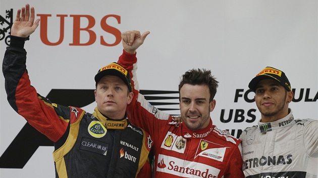 Fernando Alonso (uprosted) ze stje Ferrari slav vhru ve Velk cen ny, vlevo druh Kimi Rikknen z Lotusu a vpravo tet Lewis Hamilton z Mercedesu.