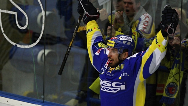 Bedřich Köhler ze Zlína se raduje ze svého gólu v pátém finále hokejové extraligy proti Plzni.