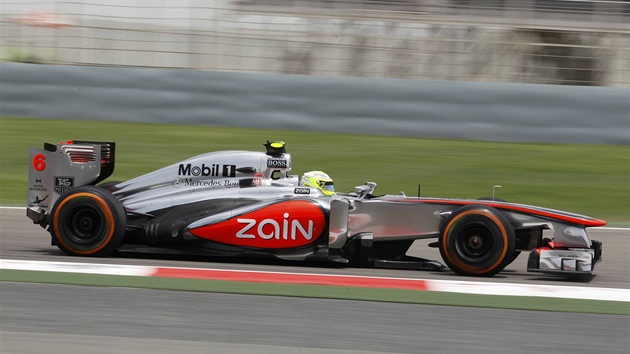 Sergio Perez z McLarenu bhem trninku na Velkou cenu Bahrajnu.