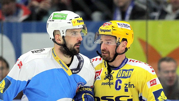 Zlnsk hokejista Petr ajnek (vpravo) se petlauje s plzeskm Pavlem Kapakem.