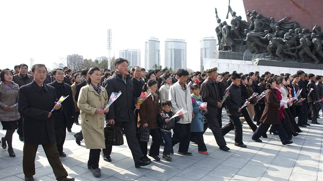 Severokorejci vyrej poloit kvtiny ped sochu uctvanho vdce Kim Ir-sena. 