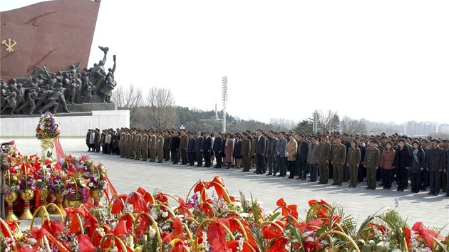 Zstup lid stoj u pamtnku vnho prezidenta Kim Ir-sena. 