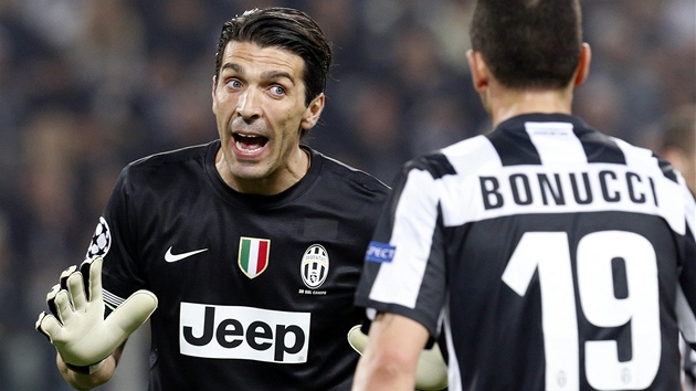 TAKHLE TEDY NE, PANKU! Gianluigi Buffon, brank Juventusu, domlouv obrnci Bonuccimu.