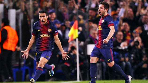VYROVNN. tonk Pedro z Barcelony (vlevo) prv vyrovnal proti PSG na 1:1.
