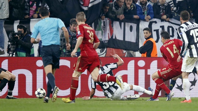 GL NA 2:0. Claudio Pizarro (druh zprava) v nastaven zvyuje nskok Bayernu nad Juventusem.