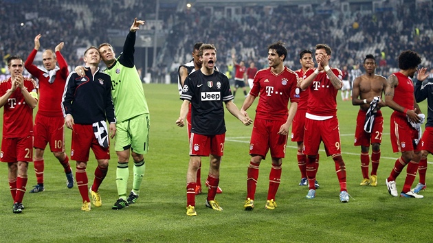 BEZPROBLMOV POSTUP. Fotbalist Bayernu Mnichov peli pes Juventus s celkovm skre 4:0.