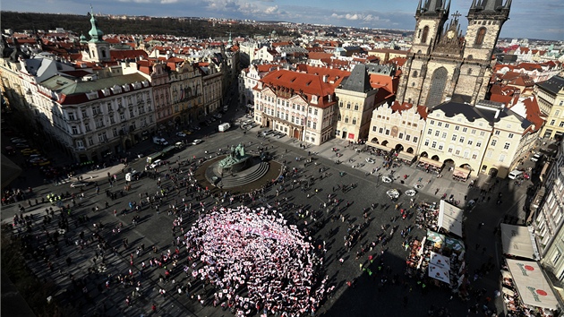 ZASTVKA NA STAROMSTSKM NMST. Fanouci Slavie tu pedvedli erveno-blou choreografii.