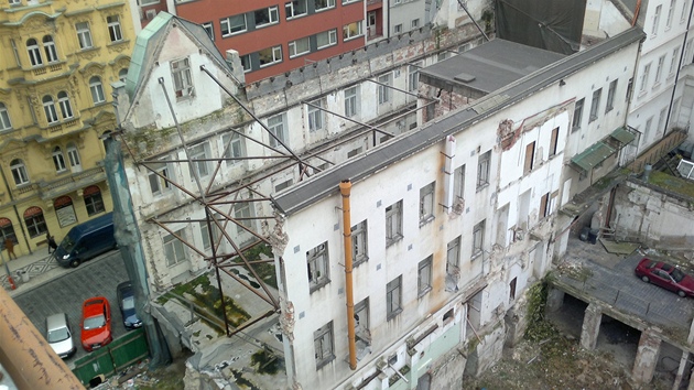 Novostavba Květinového domu si vyžádala stržení nárožního domu, dvorní přístavby hotelu Jalta i torza bývalé Akciové tiskárny. 