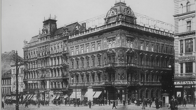 Pvodn vzhled rohov budovy na adrese Vclavsk nmst 47 ped rokem 1922, kdy byla pistavna dv patra a pvodn fasda byla strena.
