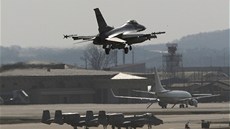 Americký letoun F-16 startuje z jihokorejské základny Osan (9. dubna 2013)