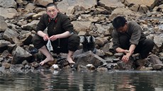 Severokorejský voják si pere ponoky v ece Yalu, které tvoí hranici s ínou 