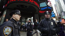 Policisté hlídkující na Times Square po explozích na maratonu v Bostonu (15.