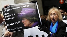 Píznivci Margaret Thatcherové v centru Londýna (17. dubna 2013)