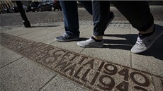 Obyvatelé Var�avy prochází místy, kde d�íve stávala ze� ghetta. (18. dubna 2013)