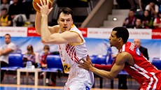 Petr Boha�ík z Pardubic (vlevo) a Mike Efevberha z Nymburka.