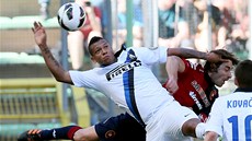 Fredy Guarin z Interu Milán (vlevo) v souboji s Danielem Contim z Cagliari.