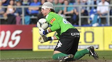  Branká� Slovácka Milan He�a s krvavým poran�ním hlavy.