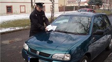 Na konci b�ezna dávali policisté na auta u �kolek informa�ní letáky, aby rodi�e