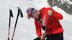 Nasazování takzvaných tuleních pásů na skialpinistickou lyži.