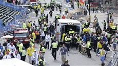 V cíli maratonu v americkém Bostonu v pondlí dolo ke dvma silným explozím.