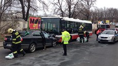 Osobní auto nabouralo do autobusu praské MHD. Jeho idi z místa nehody utekl...