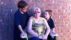 Australanka Robyn Wrightová se svými syny. ena zaívala peklo poté, co se v