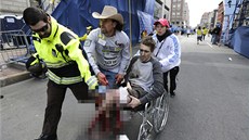Zdravotníci odváí mue zranného pi výbuích na maratonu v Bostonu. (15....