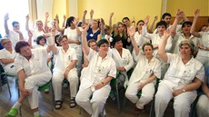 Zam�stnanci pra�ského Revmatologického ústavu p�i protestu proti slou�ení s VFN