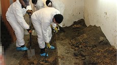 Policisté vykopávají v garái ve Slezské Ostrav tla zavradných manel.