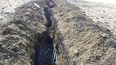 Zlodji vykopali na Brnnsku ze zem 170 metr mdného kabelu.
