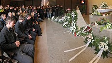 Středeční pohřeb zavražděné Petry v Jihlavě. Její nejbližší příbuzní sedí v