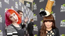 Hayley Williamsová a Hana Mae Lee