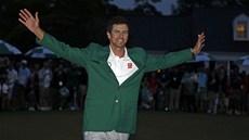 ASTNÝ VÍTZ. Adam Scott v tradiním zeleném saku po triumfu na Masters.