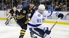 ELEGÁN. Steve Stamkos z Tampy Bay si hlídá kotou, steí ho Christian Ehrhoff