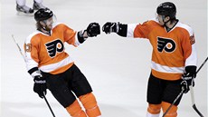 TAK TOHLE VYLO. Jakub Voráek a Luke Schenn slaví gól Philadelphie. 