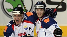 Ján Sýkora (vpravo) a Branko Radivojevi� se radují ze slovenského gólu. 